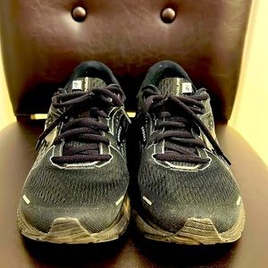 Brooks Adrenaline 21 size 8.5(w) black shoe